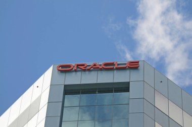 Brisbane, Qld, Avustralya - 26 Ocak 2020: Brisbane 'deki binanın tepesinde asılı Oracle Corporation tabelası. Oracle Corporation, çok uluslu bir bilgisayar teknolojisi şirketidir.