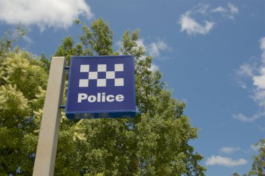 Eumundi, Queensland, Avustralya - 1 Şubat 2020: Queensland, Eumundi 'deki bir polis karakolu önünde mavi gökyüzüne karşı Avustralya Polisi işareti
