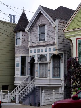 San Francisco, California, ABD - 20 Mayıs 2015: Stick stili yapılmış tipik ve güzel bir San Francisco Evi manzarası.