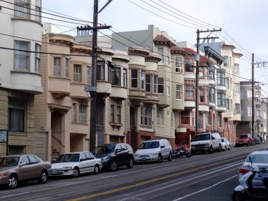 San Francisco, Kaliforniya, ABD - 22 Mayıs 2015: San Francisco, Kaliforniya 'daki Rus Tepesi Mahallesi' nde bazı tipik Viktorya tarzı evler