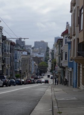 San Francisco, Kaliforniya, ABD - 22 Mayıs 2015: San Francisco, Kaliforniya 'da Nob Hill' de yer alan eğimli bir yolun sokak manzarası
