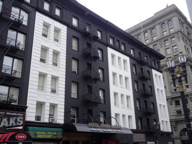 San Francisco, Kaliforniya, ABD - 23 Mayıs 2015: San Francisco şehir merkezinde yer alan siyah ve beyaz renkli bir binanın görüntüsü