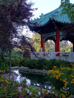 San Francisco, Kaliforniya 'daki Golden Gate Parkı' ndaki Japon Çay Bahçesi 'nde yemyeşil doğayla çevrili güzel kırmızı pagoda.