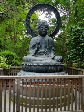San Francisco 'daki Golden Gate parkındaki Japon Çay Bahçesi' ndeki güzel Buda heykelinin resmi.