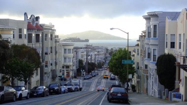 San Francisco, California, ABD - 20 Mayıs 2015: San Francisco, ABD 'nin tipik dik bir yolunda Nob Hill' den güzel manzara