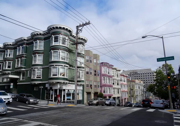 San Francisco, California, ABD - 22 Mayıs 2015: San Francisco, Kaliforniya 'daki Rus Tepesi mahallesindeki bazı tipik binaların görüntüsü