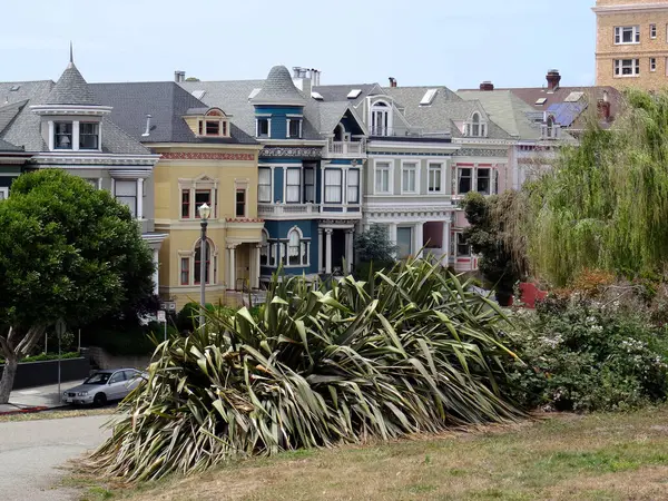 2015年5月23日 カリフォルニア州サンフランシスコのアラモ広場公園近くにある美しいビクトリア様式の家の眺め — ストック写真