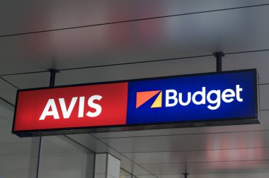 Brisbane, Queensland, Avustralya - 28 Şubat 2020: Brisbane, Avustralya 'da bir mağazanın önünde ışıklı bir AVIS / Bütçe kiralık araç tabelası asılı