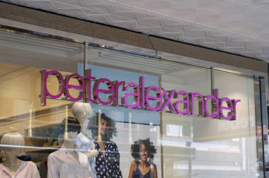 Brisbane, Queensland, Avustralya - 28 Şubat 2020: Brisbane, Avustralya 'daki Queenstreet AVM' de cam bir duvarda asılı Peter Alexander tabelalarının görüntüsü