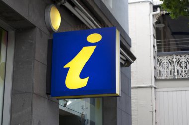 Brisbane, Avustralya 'da bir dükkanın önünde asılı turist bilgilendirme tabelası