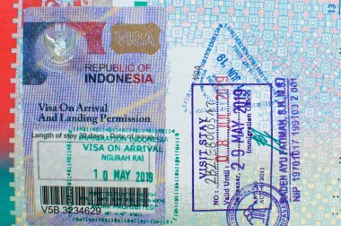 Ubud, Bali, Endonezya - 25 Haziran 2019: Bali Ngurah Rai Uluslararası Havalimanı giriş damgalı bir Endonezya vizesi