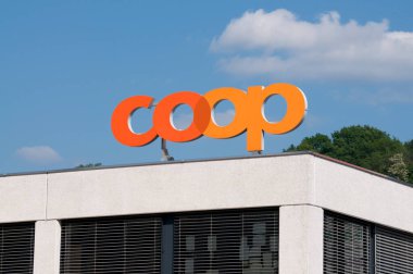 Taverne, Ticino, İsviçre - 9 Mayıs 2020: Taverne 'de bir mağazanın üzerindeki mavi gökyüzü üzerinde Coop süpermarket logosu. Coop Group İsviçre 'nin en büyük perakende ve toptan satış şirketlerinden biridir.