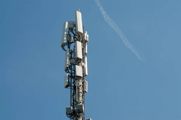 Anténa Telekomunikační Věže Mobilního Komunikačního Systému Nachází Švýcarské Taverně — Stock fotografie