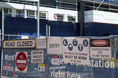 Brisbane, Avustralya 'daki bir inşaat sahasına giriş yok, yol kapalı ve tehlike işaretleri var.