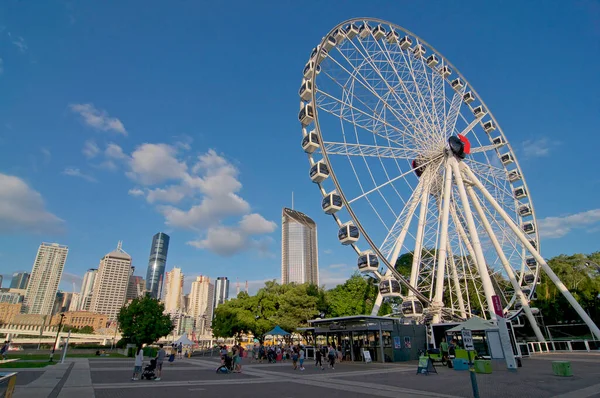 Brisbane, QLD, Avustralya - 29 Şubat 2020: Güney Şeria parklarında yer alan Brisbane Tekerleği (Brisbane gözü olarak da bilinir) ve arka plandaki güzel Brisbane şehrinin ufuk çizgisi