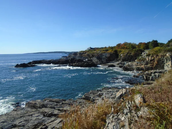 Costa Rocosa Maine Con Olas Tierra Con Nubes Cielo Azul — Foto de Stock
