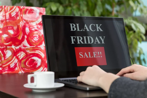 Girl makes purchases over the internet on black friday — Stock Photo, Image