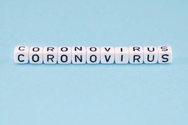 Mavi arkaplanda küplerle oluşturulmuş sözcük