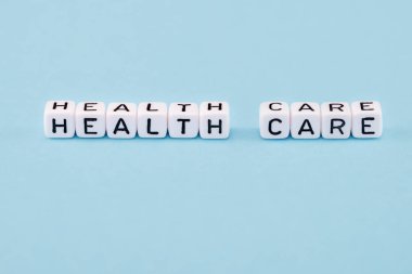 Mavi arkaplanda küplerle oluşturulmuş sözcük