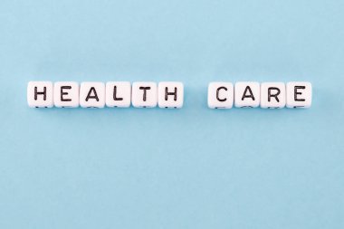 Mavi arkaplanda küplerle oluşturulmuş sözcük