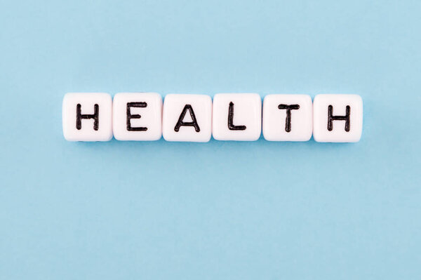 слово компас с кубиками на синем фоне
