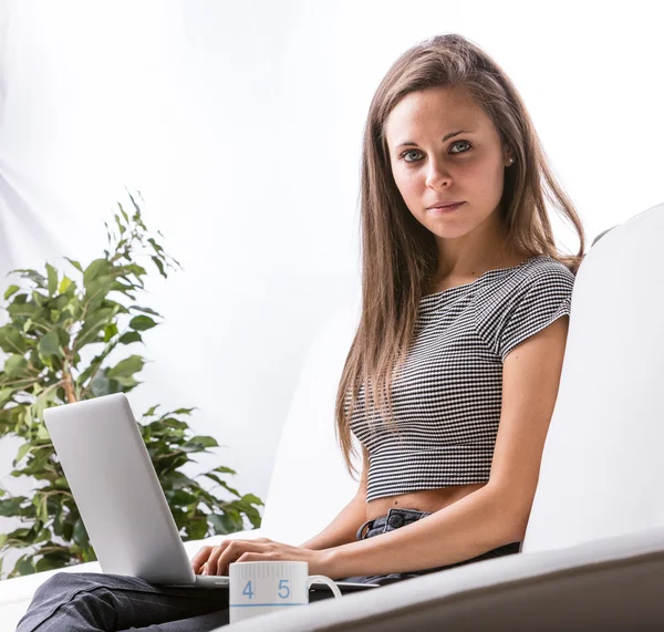 ノート パソコンで自宅で仕事女性 — ストック写真