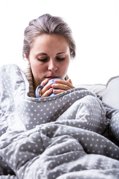 Mulher com resfriado ou gripe bebendo uma bebida quente — Fotografia de Stock