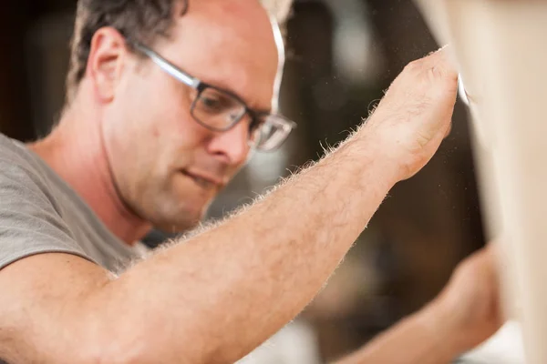 Деревообработчик, работающий в своем цехе или лаборатории — стоковое фото