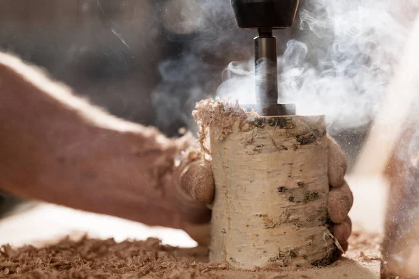 Деревообработчик сушит березовое бревно — стоковое фото