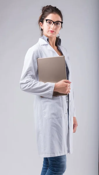 タブレットを運ぶ深刻な女性医師 — ストック写真