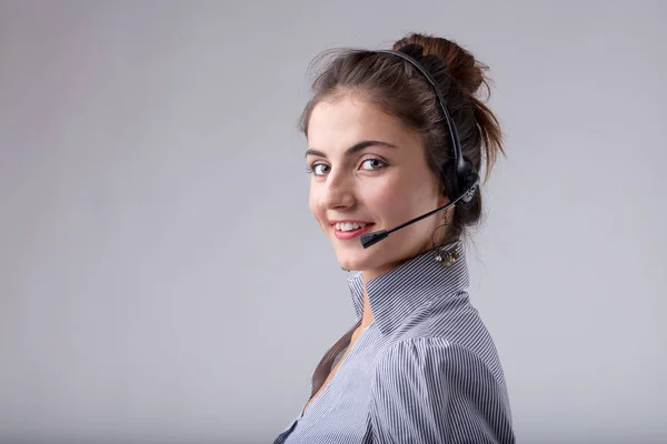 Attraktiva call center operatör eller affärskvinna — Stockfoto