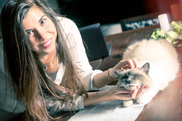 Привлекательная счастливая женщина расслабляется со своим котом — стоковое фото