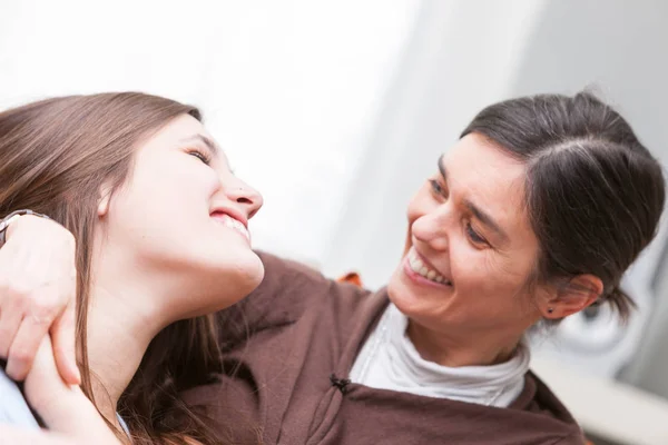 Happy Mom and daughter relaxing together — Stock Photo, Image