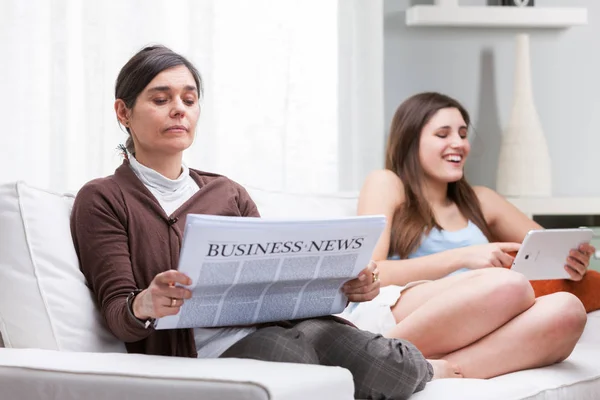 Young teenage girl relaxing with her mother — Stock Photo, Image