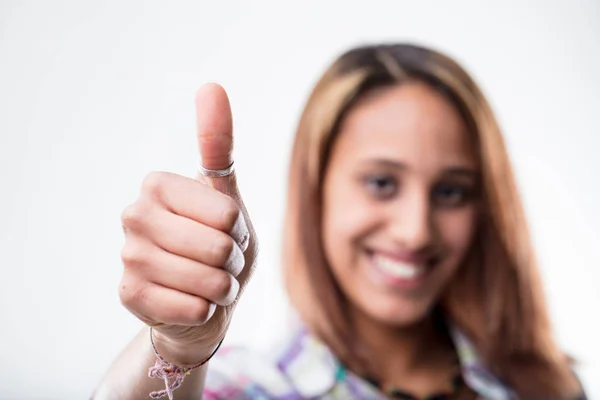 Uśmiechający się szczęśliwą kobietą, dając thumbs up — Zdjęcie stockowe