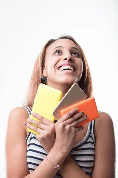 Feliz joven mujer agarrando una serie de móviles — Foto de Stock
