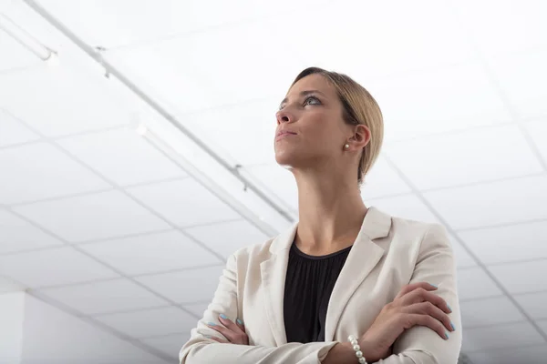 Stijlvolle zakenvrouw denken over een probleem — Stockfoto