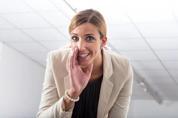 Office skvaller viska en hemlighet — Stockfoto