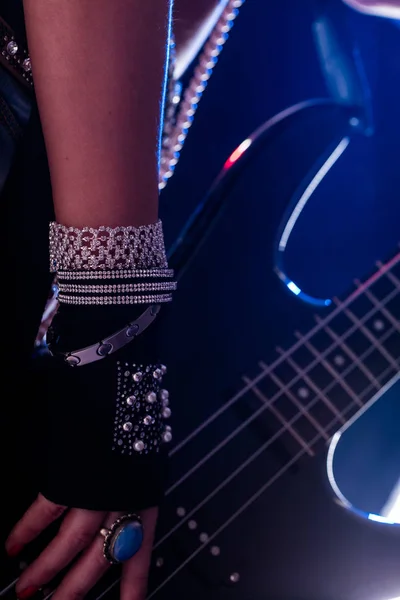 Close-up detail van een rockstar opzichtige juwelen — Stockfoto