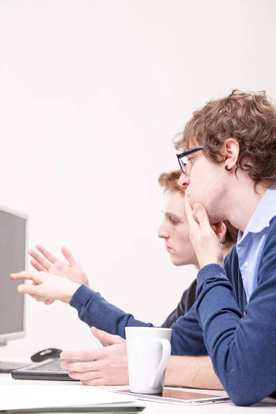 Paar Büroangestellte arbeiten zusammen — Stockfoto