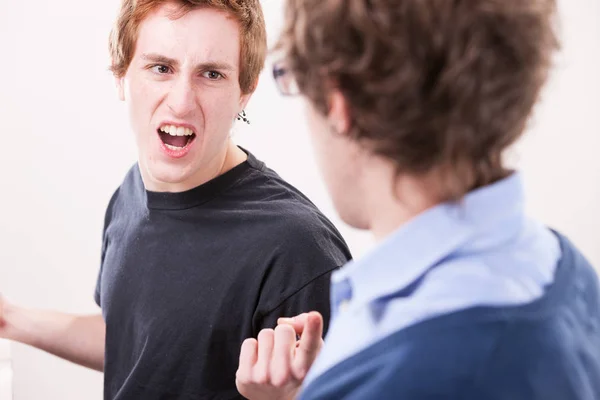 Men arguing on their workplace — Stock Photo, Image