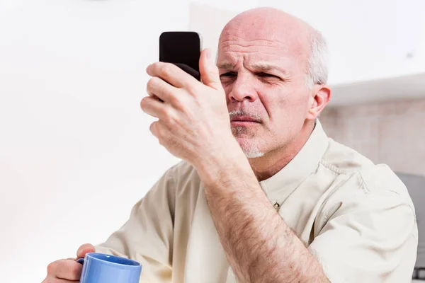 Senior man heeft problemen met zijn visie — Stockfoto