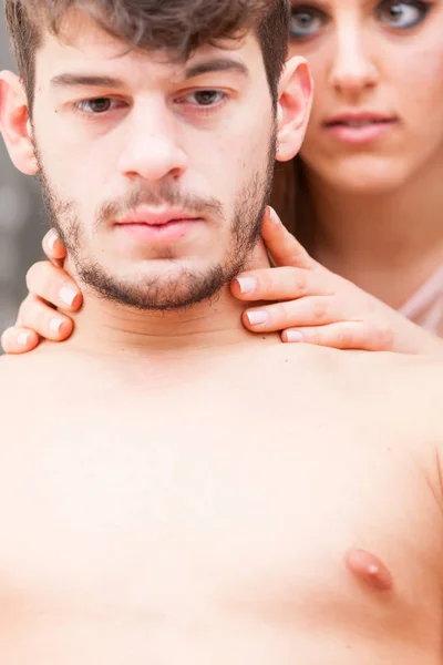 Mujer masajeando el cuello de su hombre — Foto de Stock