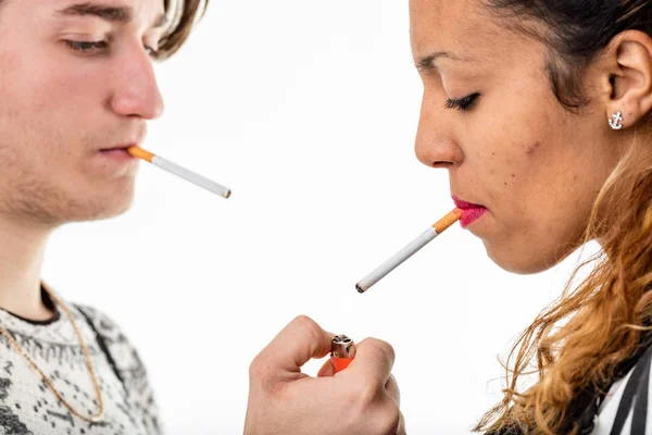 Adam bir kadın için bir sigara aydınlatma — Stok fotoğraf