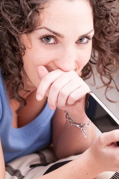 Sexy mirada de una chica rizada ocultando su boca — Foto de Stock