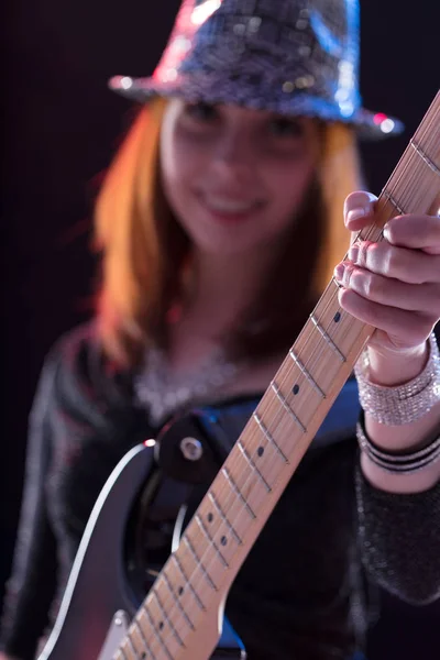 Detalle de un agarre de guitarra por guitarrista — Foto de Stock