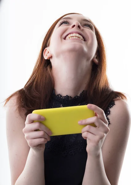Szczęśliwa kobieta z żółty telefon komórkowy — Zdjęcie stockowe