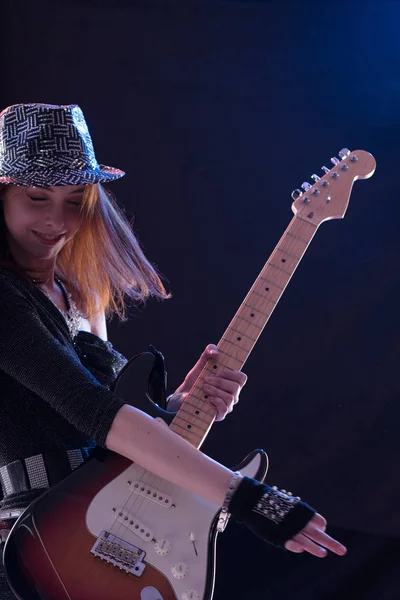 Mujer tocando su guitarra como una estrella del pop — Foto de Stock