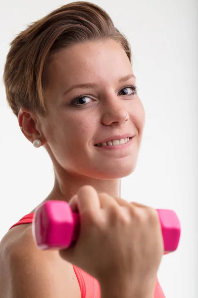Jonge vrouw Gewichtheffen in een fitness-stemming — Stockfoto