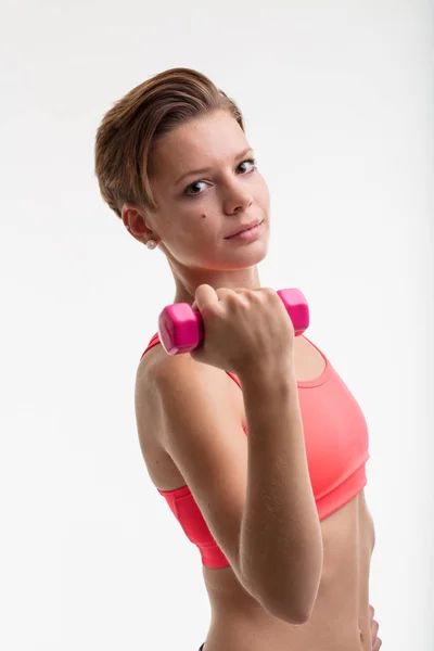 Levantamiento de pesas de mujer joven en un estado de ánimo fitness — Foto de Stock